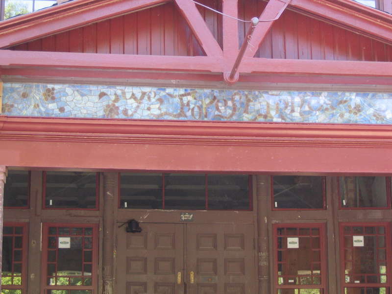 Forest Glen Hotel Entry